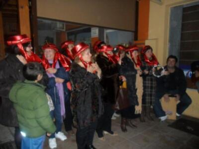 El coro del mayor dinamiza con sus villancicos las zonas comerciales de la localidad(Chipiona) 