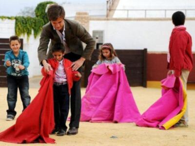 "El Juli" realiza un calendario solidario para niños con deficiencia mental