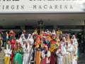 Fotografía de un grupo de personas vestidas con trajes tradicionales en las escaleras del Hospital Universitario Virgen Macarena.