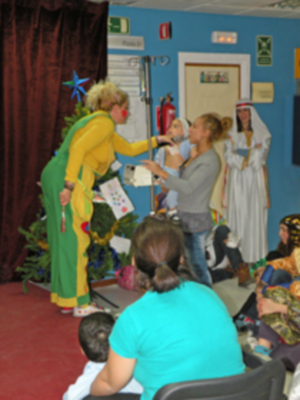 El cartero Real de las Hermandades de víspera visito el Hospital Macarena