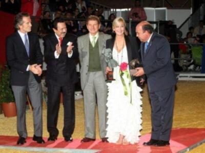 Alfonso Díez ejerce de duque de alba y entrega premio a Bo Derek