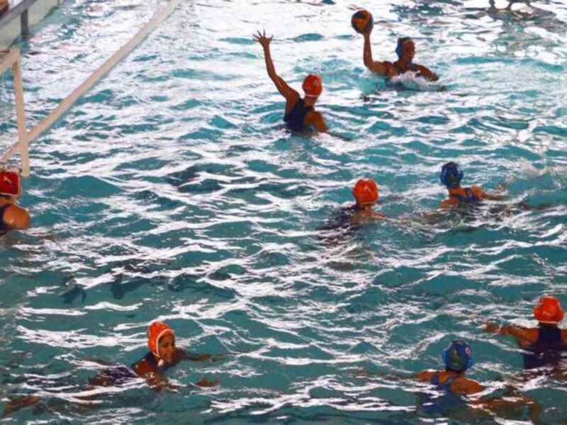 Las chicas del C.W. Dos Hermanas-EMASESA de waterpolo a  la capital maña para medir la capacidad de reacción