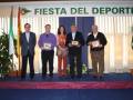 Fiesta del Deporte: Premiación en el escenario con banderas y logotipo.