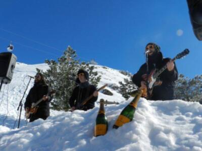 Carmen Lomana se divierte y olvida de su separación esquiando en Sierra Nevada