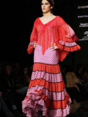 Lourdes Montes por primera vez en familia, con su madre y su hermana para ver desfilar a su cuñada Eva González