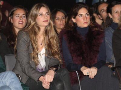 Lourdes Montes por primera vez en familia, con su madre y su hermana para ver desfilar a su cuñada Eva González