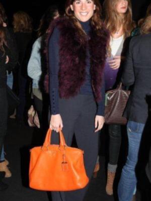 Lourdes Montes por primera vez en familia, con su madre y su hermana para ver desfilar a su cuñada Eva González