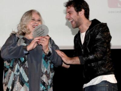 Carmina Barrios, 59 años, la madre de Paco y María León, candidata a la mejor actriz revelación recibió el premio ASECAM de los críticos de Andalucía