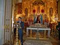 Interior de una iglesia con un altar ornamental dorado y una imagen de la Virgen María en el centro.