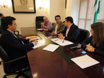 Antonio Sanz se compromete con Ayuntamiento y Coag a trabajar en los problemas de la flor cortada(Chipiona) 