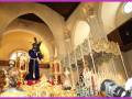 Imaginación de una procesión religiosa en una iglesia con estatuas y adornos festivos.