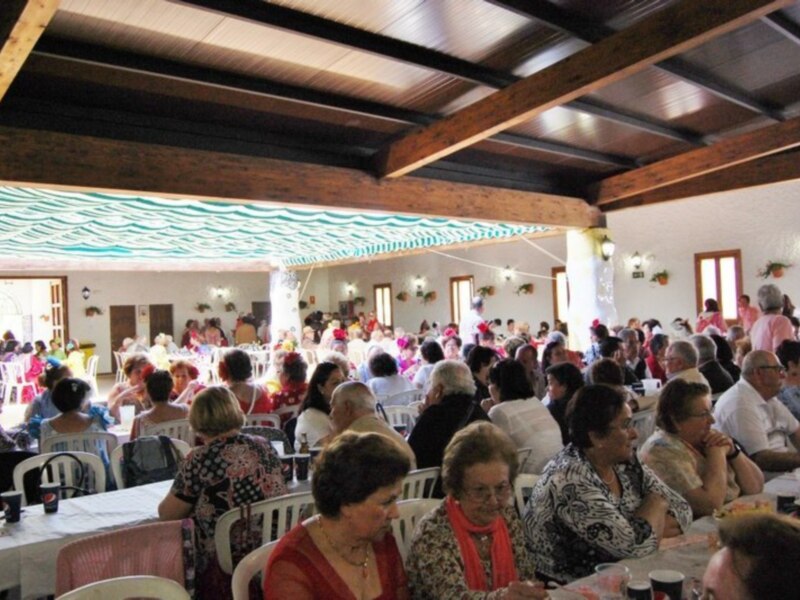 Un centenar de mayores de Chipiona visitaron el jueves la Feria de la Primavera de Rota en un viaje organizado por el Ayuntamiento