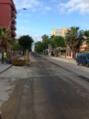 Ejemplo de pié de foto: "Una calle tranquila con edificios en el horizonte, un hombre trabaja en la orilla del camino. La imagen captura una escena de trabajo en un entorno urbano, con cielo azul y palmeras al lado. La vista incluye una calle vacía, con un hombre trabajando en la orilla del camino. La imagen muestra una escena de trabajo en un entorno urbano, con cielo azul y palmeras al lado. La vista incluye una calle vacía, con un hombre trabajando en la orilla del camino."
