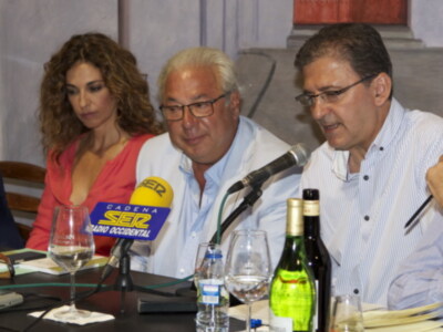 Los efluvios del Guadalquivir y la manzanilla envuelven la presentación del libro de Fernando Orgambides Memoria transitada.-