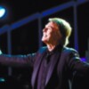 RAPHAEL PROMETE A SEVILLA VOLVER TODOS LOS AÑOS El delirio del público arrancó este compromiso del corazón del artista