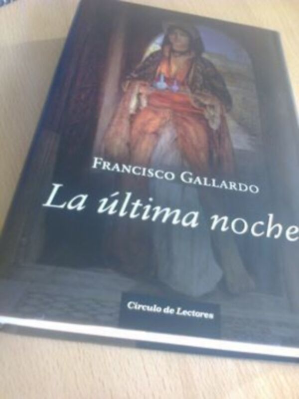 Portada de un libro titulado "La última noche" de Francisco Gallardo, con una imagen de una mujer en un vestido rojo.