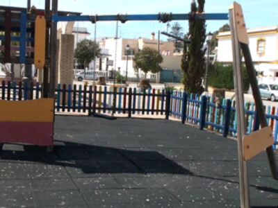 Actos vandálicos destrozan por tercera vez la valla de la plaza Cosme Mellado Caro(Chipiona)