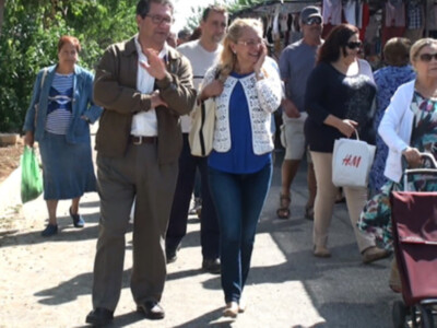 El PP reparte su programa electoral para las europeas del próximo domingo en el mercadillo de los lunes. 