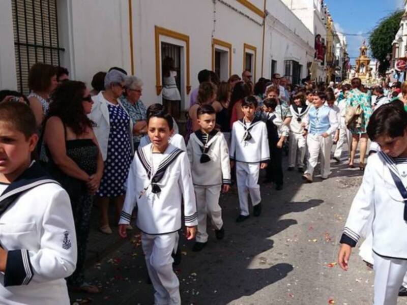 Hermandades, grupos parroquiales y niños y niñas acompañaron al Corpus Christi en su salida procesional(Chipiona)