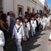 Hermandades, grupos parroquiales y niños y niñas acompañaron al Corpus Christi en su salida procesional(Chipiona)