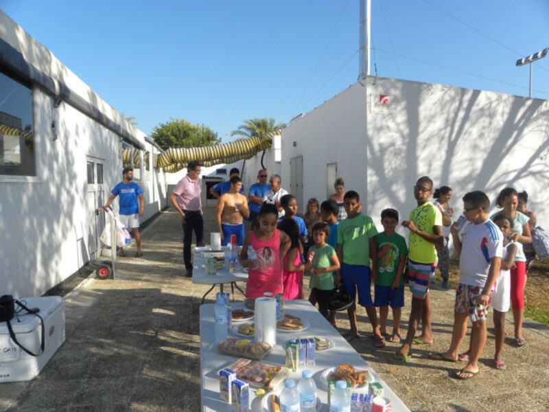 Los niños saharauis participan en una jornada lúdico-deportiva en la piscina municipal(Chipiona) 