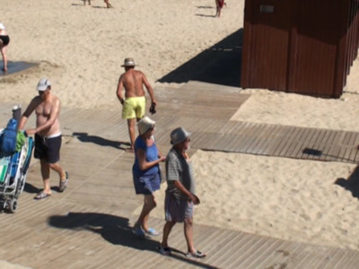 Chipiona vuelve a sustituir este año en sus playas pasarelas   con más de diez años por otras nuevas 