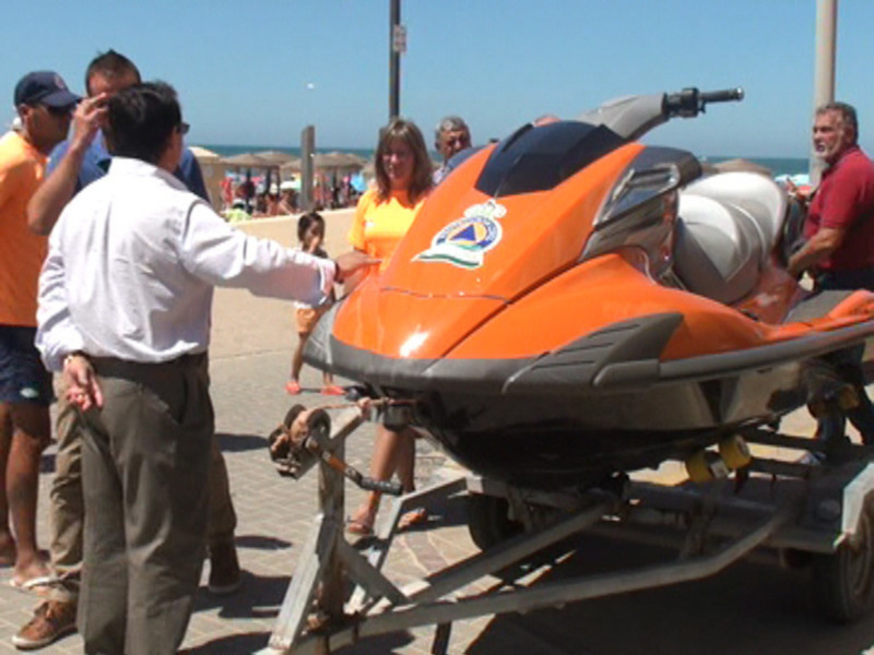 Antonio Peña presenta dos nuevas motos acuáticas para el servicio de Protección Civil en el mar(Chipiona)
