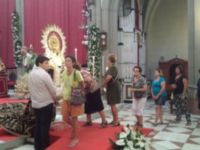 El tradicional besamanos a la Virgen de Regla congregó ayer a miles de ciudadanos a las puertas del Santuario 