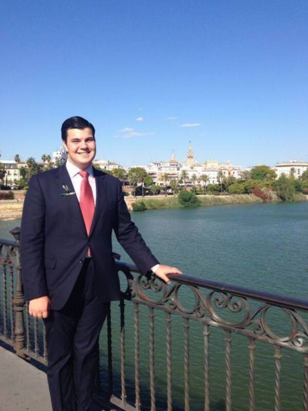El joven sevillano Juan José Sosa Ramírez recibe con entusiasmo el encargo de pregonará la Navidad de Chipiona
