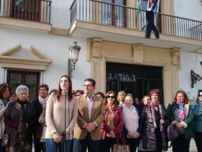 La Delegación de Igualdad coloca el crespón negro conmemorativo del Día Internacional contra la violencia hacia las mujeres 