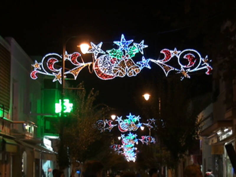 El alumbrado extraordinario de Navidad luce desde el lunes en las zonas más céntricas de la localidad. (Chipiona)
