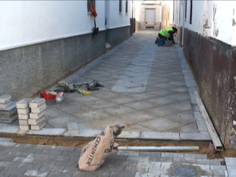 El histórico Callejón Pichichi ya cuenta con su nueva solería y nuevas acometidas de agua.(Chipiona) 