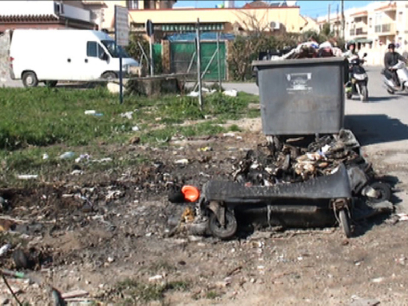 La colaboración ciudadana permite que la Policía Local  detenga a un individuo por la quema de nueve contenedores(Chipiona)