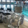 La piscina municipal mejora la atención a personas con discapacidad con una moderna silla de ruedas(Chipiona)