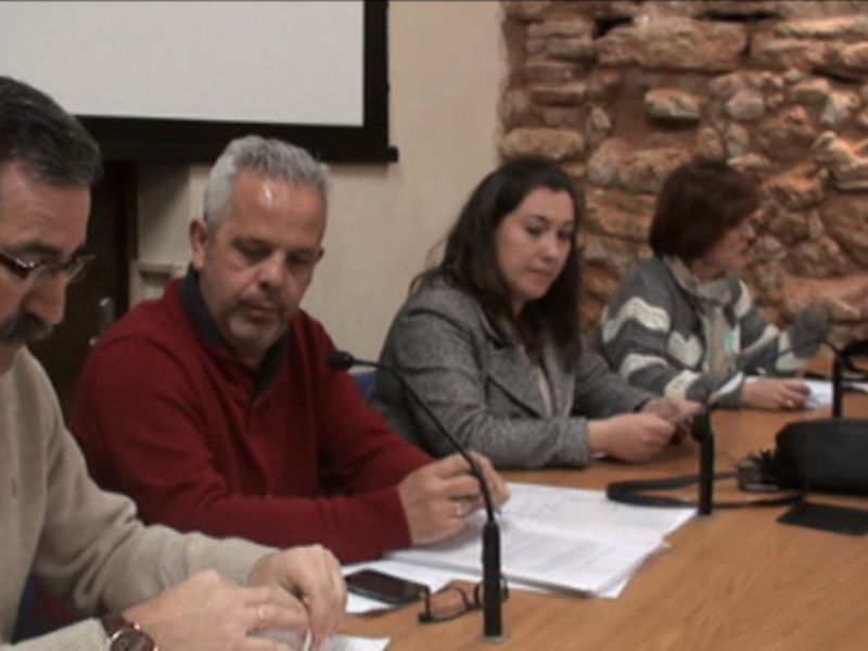 Antonio Peña y Davinia Valdés cumplen su compromiso de pagar los premios de la cabalgata al finalizar el carnaval