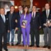 Mariló Montero en Sevilla rodeada de hombres: "ser mujer es muy difícil, estamos casi igual que hace 50 años y tenemos que hacer por delante mucho todavía"