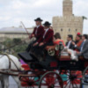 Miércoles 22 de Abril de 2015 la Torre del Oro testigo del paso de decenas de carruajes que se encaminan al recinto ferial.