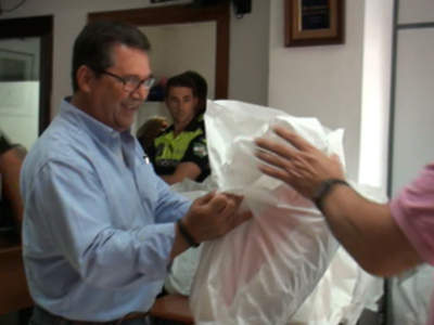 Antonio Peña entrega a los efectivos de la Policía Local la nueva uniformidad de verano(Chipiona)