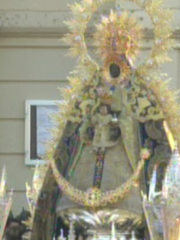 La procesión de la Virgen de Regla volvió a llenar de esplendor las calles de Chipiona 