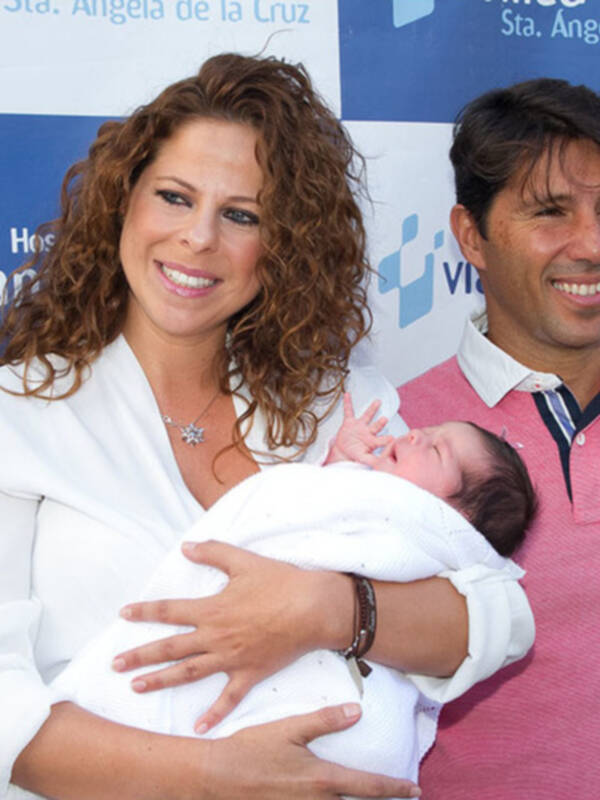 La cantante Pastora Soler ha presentado hoy a su primera hija, Estrella, tras recibir el alta en el Hospital Viamed Santa Ángela de la Cruz de Sevilla.