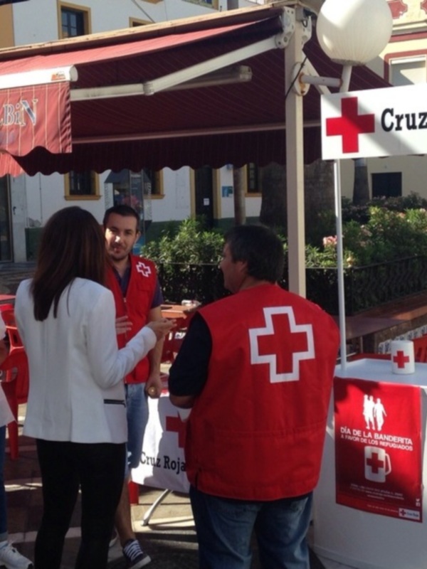 La Asamblea Local de Cruz Roja realiza la cuestación del Día de la Banderita en Chipiona
