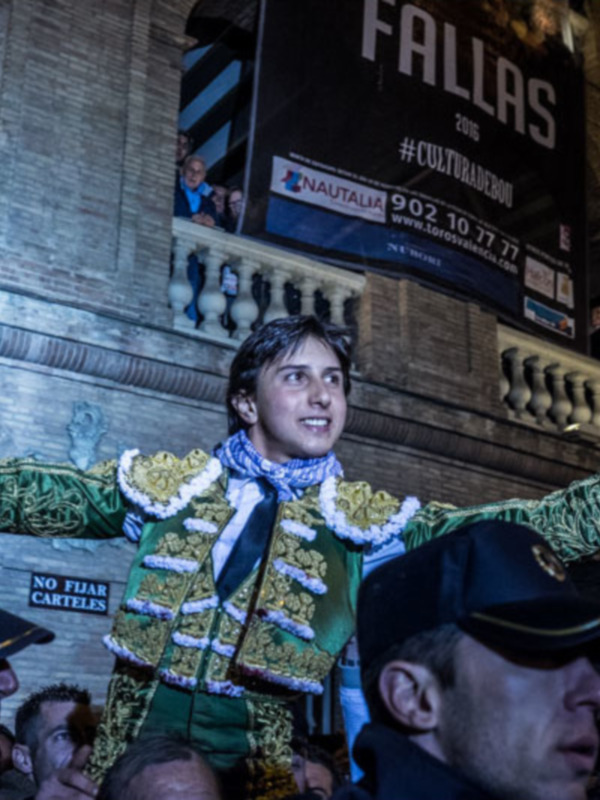 Fallas 2016, celebración en España. Imagen captura el entusiasmo y la tradición de las Fallas, una festividad cultural importante en Valencia.
