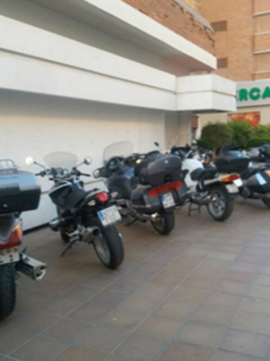 Motos en el acerado