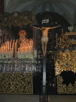 La Semana Santa de Alcalá del Río termino con la devoción de la Hermandad de la Soledad.