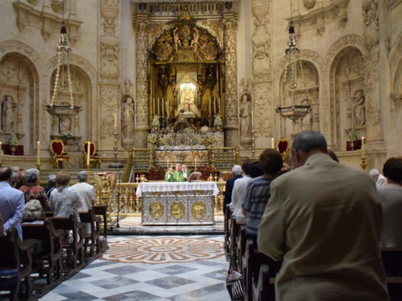 En la Capilla Real se celebró la misa de clausura del curso de “Temas Sevillano"