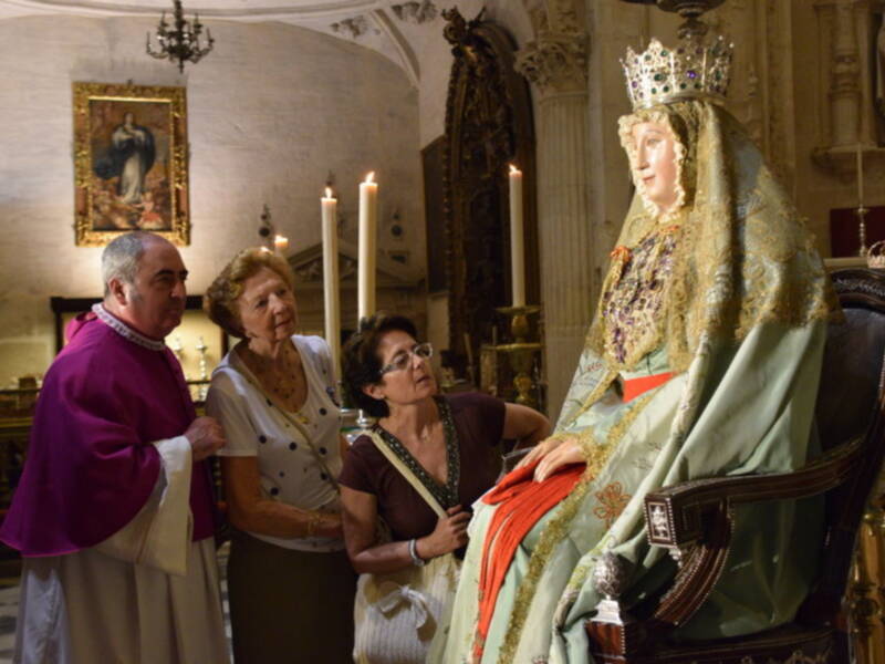 La Virgen de los Reyes en Besamanos después de ser restaurada, por el profesor Francisco Arquillo Torres.