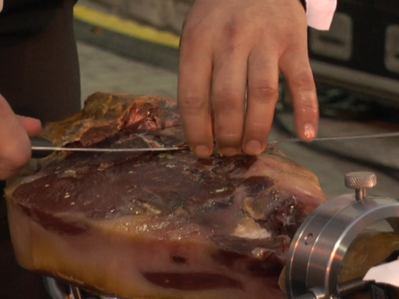 El murciano Abraham Cambres se impone en el Concurso de cortadores de jamón Ciudad de Chipiona que tuvo lugar en Regla