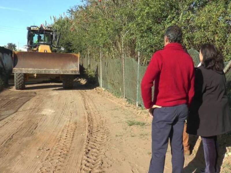 Alicia Valdés visita las obras de mejora en caminos de la localidad