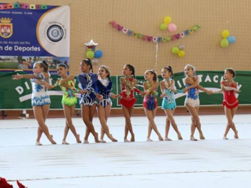 Alcalá del Río exhibe Gimnasia Rítmica y Ballet de las Escuelas Deportivas Municipales en Navidad.