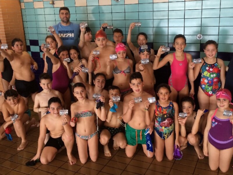 El waterpolo nazareno entra en las aulas
